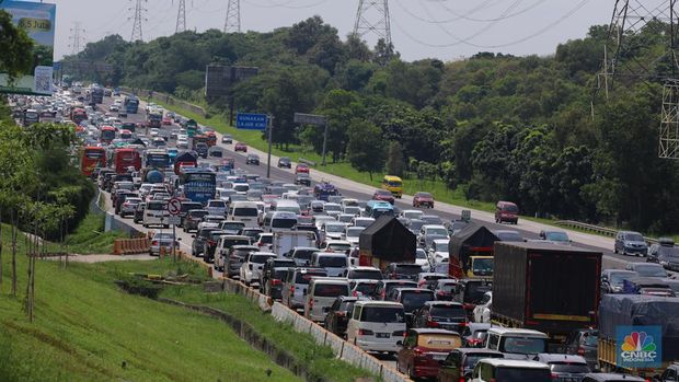 Kendaraan terjebak kemacetan di KM 48 Tol Jakarta-Cikampek (Japek), Jawa Barat, Senin (15/4/2024). (CNBC Indonesia/Faisal Rahman)