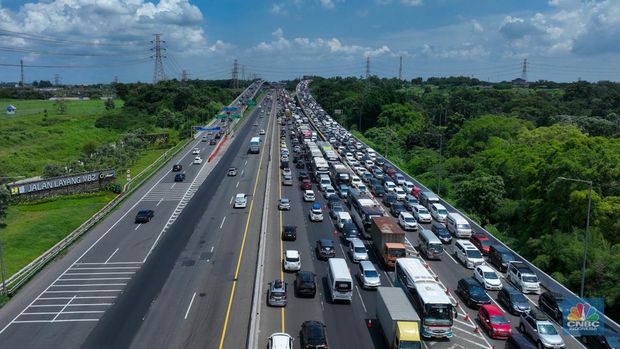 Kendaraan terjebak kemacetan di KM 48 Tol Jakarta-Cikampek (Japek), Jawa Barat, Senin (15/4/2024). (CNBC Indonesia/Faisal Rahman)