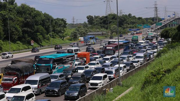 Kendaraan terjebak kemacetan di KM 48 Tol Jakarta-Cikampek (Japek), Jawa Barat, Senin (15/4/2024). (CNBC Indonesia/Faisal Rahman)