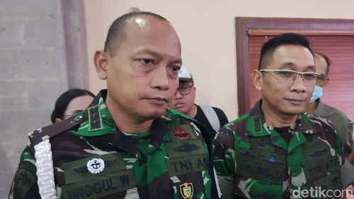 Komandan Polisi Militer (Danpomdam) IX/Udayana Kolonel Inf Cpm Unggul Wahyudi dan Kapendam IX/Udayana Kolonel Inf Agung Udayana saat ditemui awak media di Denpasar, Bali, Senin (15/4/2024). (Foto: Ahmad Firizqi Irwan/detikBali)