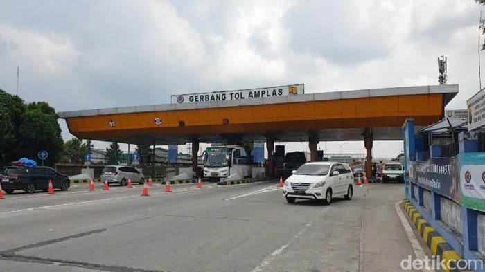 Kondisi lalu lintas di Gerbang Tol Amplas, Medan