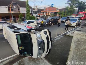 Minibus Terguling di Depan SMKN 1 Ciamis gegara Sopir Ngantuk Berat