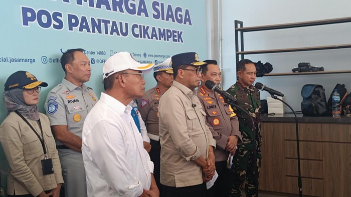 Konferensi pers bersama soal arus balik di GT Cikampek Utama (Rizky Adha/detikcom)