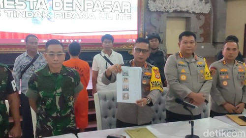 Konferensi pers penetapan tersangka UU ITE terhadap istri perwira TNI bernama Anandira Puspitasari dan seorang pria bernama Hari Soelistya Adi di Mapolda Bali, Senin (15/4/2024). (Foto: Ahmad Firizqi Irwan/detikBali)