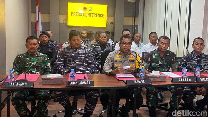 Konferensi pers terkait keributan personel TNI dengan Brimob di Kota Sorong.