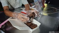 Pusat kuliner di area Banjir Kanal Timur (BKT) tak henti-hentinya menawarkan camilan yang bikin penasaran. Salah satunya kue balok seharga Rp 15.000an yang meleleh ini. Foto: Istimewa