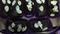 Warga Cibubur tak perlu khawatir, ada Kue Balok Legenda Cibubur yang dapat menjadi pilihan camilan manis. Kue Balok seharga mulai dari Rp 15.000an dilengkapi dengan irisan kacang almond dan berbagai saus lainnya. Foto: Istimewa