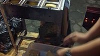 Sebagai kampung halaman kue balok, di Bojongloa, Bandung ada penjual kue balok kaki lima yang populer enaknya. Kue Balok Pak Obos masih dimasak secara tradisional dan legit rasanya. Foto: Istimewa