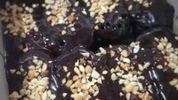 Terkenal dengan pilihan jajanan kaki limanya, di Kramat Jati ada Kue Balok Brownies Meleleh yang murah meriah. Uniknya kue balok di sini akan ditaburi cincangan kacang sebagai topping. Foto: Istimewa