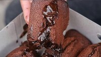 Selain makan ketan susu, di Kemayoran juga ada kue balok yang sayang dilewatkan. Kue Balok Kemayoran ini dibanderol hanya Rp 15.000an dengan isian yang banjir lumernya. Foto: Istimewa