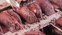 Hanya dengan merogoh kocek mulai dari Rp 19.000an sudah bisa memilih berbagai varian kue balok di sini. Lokasinya ada di Kue Balok Parikesit, Klender, Jakarta Timur. Foto: Istimewa