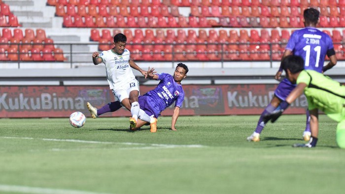 Laga Persita vs Persib di Stadion Kapten I Wayan Dipta.