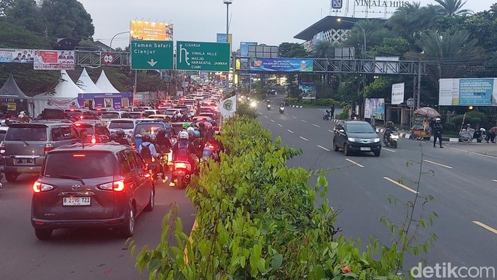 Ribuan Kendaraan Padati Jalan Raya Puncak di Akhir Libur Lebaran