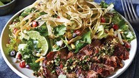 Memesan salad yang populer, seorang pelanggan merasa terjebak. Penyajiannya jauh dari foto pada buku menu, justru tampak seperti makanan yang tak niat disajikan. Foto: Bored Panda