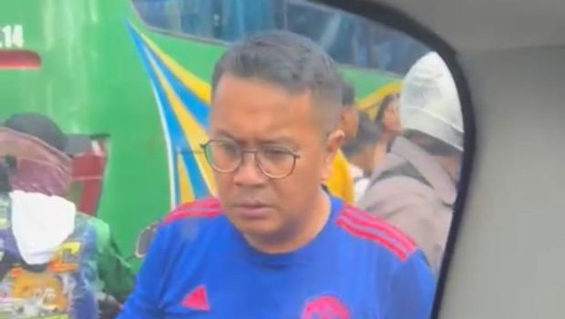 Mantan Kapolres Bojonegoro Kombes Budi Hendrawan saat melerai kru bus Margo Joyo adu jotos dengan pengemudi Avanza.