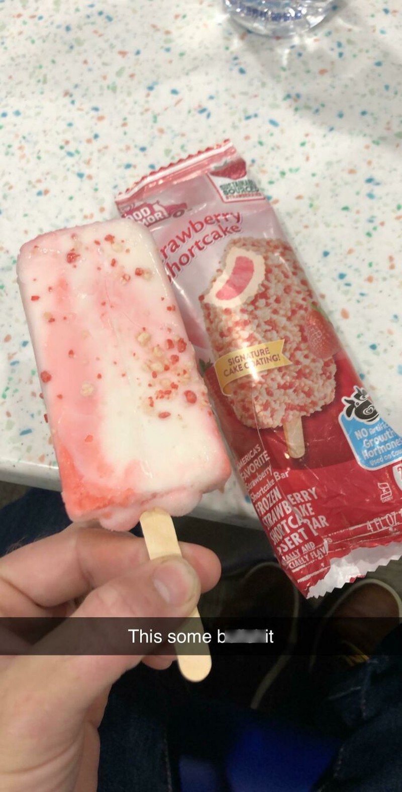 Kadang kenyataan tak seindah harapan. Kayak makanan berikut ini, dikira bakal sesuai gambar tahunya malah berbeda jauh.