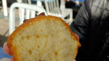 Katanya chocolate chip muffin, tapi cokelatnya cuma ada satu biji. Foto: trubbub via Bored Panda