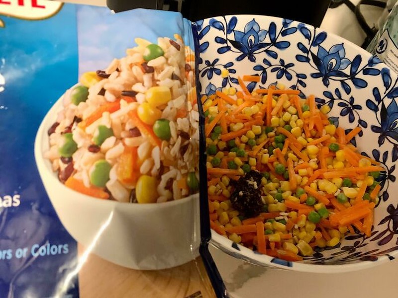 Kadang kenyataan tak seindah harapan. Kayak makanan berikut ini, dikira bakal sesuai gambar tahunya malah berbeda jauh.