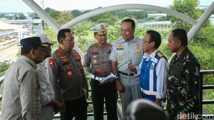 Menko PMK Muhadjir Effendy, Menhub budi Karya, Panglima TNI Jenderal Agus Subiyanto, dan Kapolri Jenderal Listyo Sigit Prabowo meninjau arus balik di Km 70 Tol Cikampek Utama (Cikatama), Jawa Barat. Mereka meninjua dengan naik helikopter, Senin (15/4/2024).