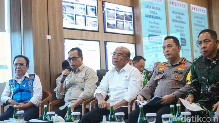 Momen Kapolri hingga Menhub Tinjau Arus Balik Lebaran di GT Cikatama Menko PMK Muhadjir Effendy, Menhub budi Karya, Panglima TNI Jenderal Agus Subiyanto, dan Kapolri Jenderal Listyo Sigit Prabowo meninjau arus balik di Km 70 Tol Cikampek Utama (Cikatama), Jawa Barat. Mereka meninjua dengan naik helikopter, Senin (15/4/2024).