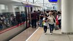 Momen Libur Lebaran, Warga Serbu Kereta Cepat