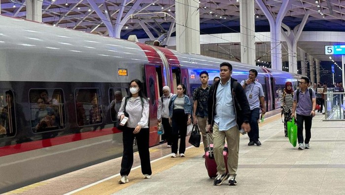 Kereta Whoosh menjadi salah satu moda favorit masyarakat yang akan beraktifitas ke Bandung dan sebaliknya. Peningkatan ini terus terjadi sejak momen Lebaran.