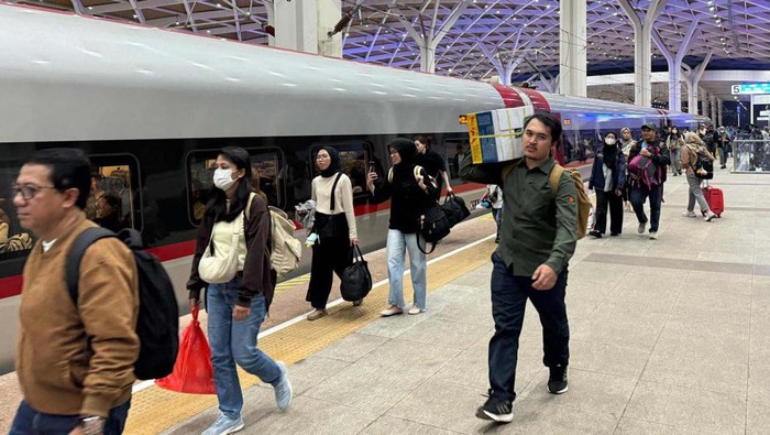 Kereta Whoosh menjadi salah satu moda favorit masyarakat yang akan beraktifitas ke Bandung dan sebaliknya. Peningkatan ini terus terjadi sejak momen Lebaran.