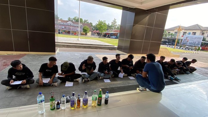 Oknum suporter PSS Sleman saat dihukum di Polresta Solo, Senin (15/4/2024).
