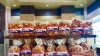 Keripik sanjai yang paling populer untuk dijadikan oleh-oleh sanak saudara juga tersedia. Varian keripik sanjai di sini juga beragam. Foto: detikFood/Yenny Mustika Sari