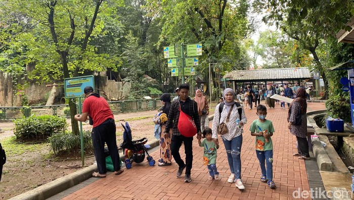 Pengunjung Padati Ragunan di Detik-detik Akhir Libur Lebaran