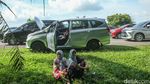Padatnya Arus Balik Tol Cikampek, Pemudik Istirahat di Bahu Jalan