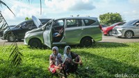 Rest area yang penuh juga menjadi alasan pemudik memilih menepi dan beristirahat di bahu jalan.
