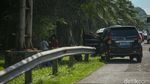 Padatnya Arus Balik Tol Cikampek, Pemudik Istirahat di Bahu Jalan