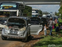 Padatnya Arus Balik Tol Cikampek, Pemudik Istirahat di Bahu Jalan