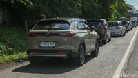 Pemudik beristirahat di bahu jalan Tol Cikampek, Senin (15/4/2024).