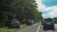 Antrean kendaraan mengular di Gerbang Tol Cikampek Utama (GT Cikatama). Kendaraan harus melaju perlahan untuk melintasi gerbang tol arah Jakarta.