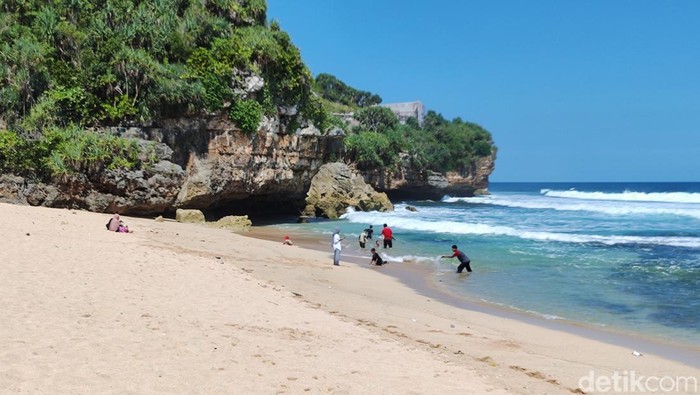 Pantai Trenggole masih sepi dan asri. Lokasinya dekat dengan Indrayanti. Foto diambil Senin (15/4/2024)