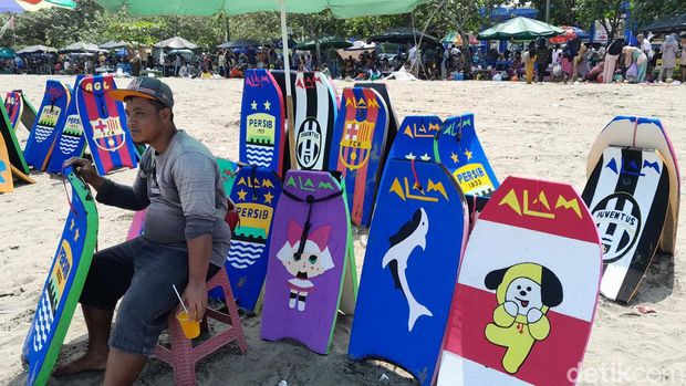 Pedagang bugi selancar meraup cuan di tengah lautan manusia di Pangandaran
