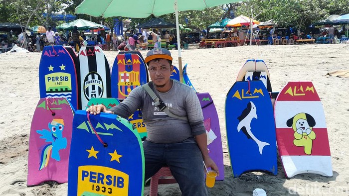 Pedagang bugi selancar meraup cuan di tengah lautan manusia di Pangandaran