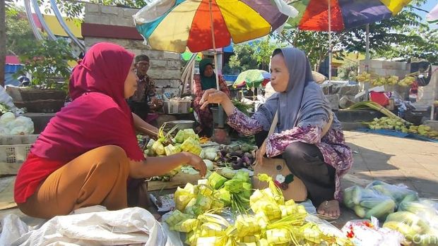 Pedagang janur dan kulit ketupat di Pasar Besar Kota Pasuruan mulai diserbu pembeli yang mau merayakan Lebaran Ketupat.