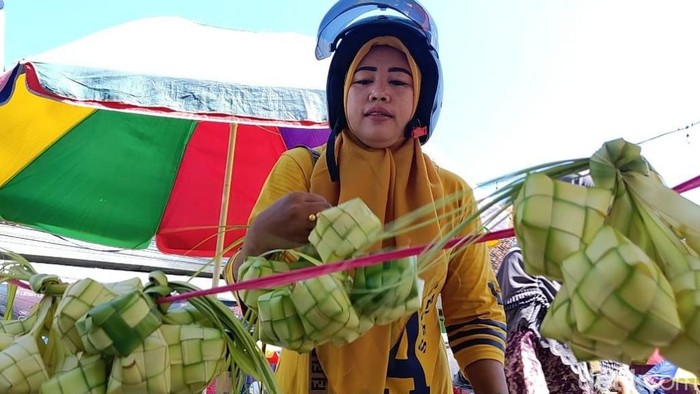 Pedagang janur dan kulit ketupat di Pasar Besar Kota Pasuruan mulai diserbu pembeli yang mau merayakan Lebaran Ketupat.