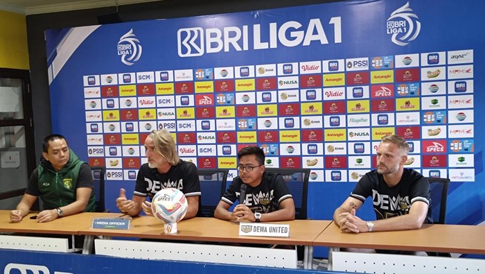 Pelatih Dewa United Jan Olde Riekerink dalam konferensi pers jelang laga melawan Persebaya Surabaya.