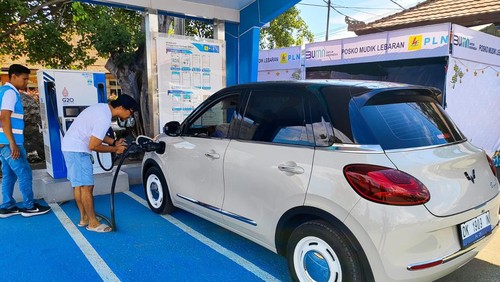 Pemilik kendaraan listrik melakukan pengisian daya di salah satu SPKLU di Bali beberapa waktu lalu. (Dok. PT PLN UID Bali)