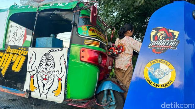 Pemudik asal Jakarta yang bajajnya jebol di Mojokerto akhirnya diantar pulang naik truk towing milik polisi.
