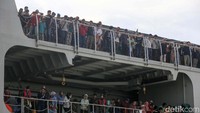 Kapal perang ini membawa 810 pemudik dari Surabaya dan Semarang.