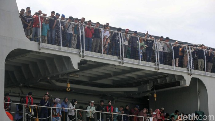Sebanyak 810 orang dan 181 sepeda motor tiba di Dermaga Kolinlamil, Jakarta. Para pemudik ini diangkut dengan KRI Banda Aceh.
