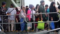 Warga yang kembali dari kampung halaman mengantre untuk turun dari kapal.