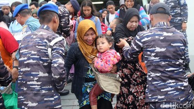 Pemudik dengan Kapal Perang Kembali ke Jakarta
