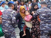 Pemudik dengan Kapal Perang Kembali ke Jakarta