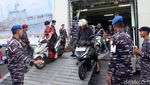 Pemudik dengan Kapal Perang Kembali ke Jakarta